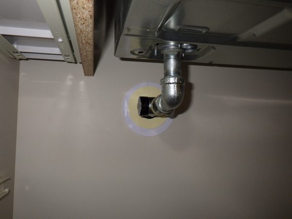 流しやコンロ、食洗機の配管を繋いでいきます。